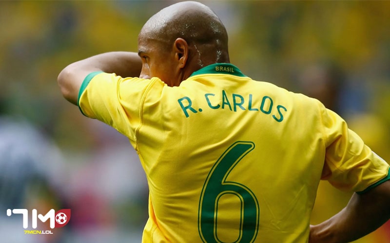 Roberto Carlos là hậu vệ nổi tiếng với lực sút siêu khủng